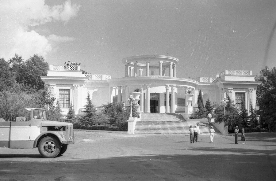 Ресторан Ахун в Сочи, архивное фото 1960-х годов — фасад здания с колоннами