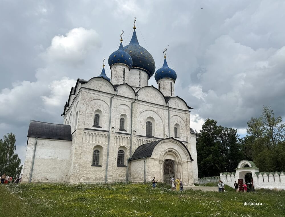 Рождественский собор в Суздале с синими куполами