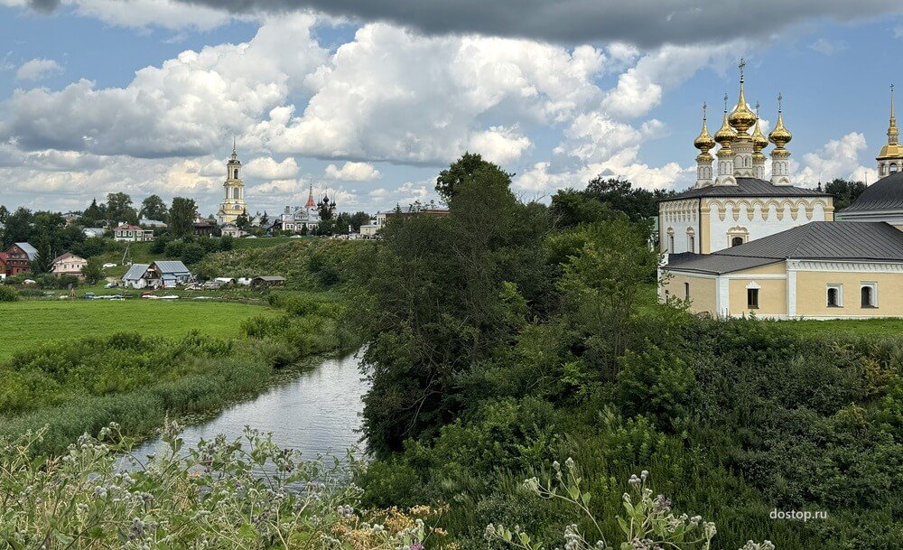 Панорама Суздаля с рекой Каменкой, монастырями и старинной застройкой Владимирской области