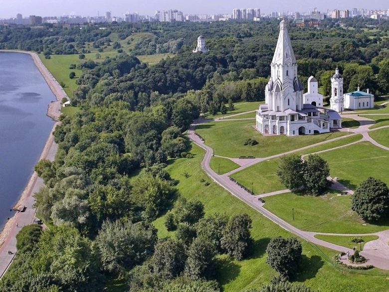 Церковь Вознесения в Коломенском с воздуха — архитектура и природный ландшафт Церковь Вознесения в Коломенском и парк на берегу Москвы-реки — вид с высоты