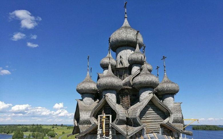 Крупный план глав Преображенской церкви — уникальная деревянная кровля Купола Преображенской церкви в Кижах, покрытые осиновым лемехом