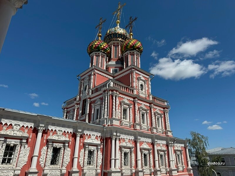 Церковь Рождества Богородицы в Нижнем Новгороде — образец строгановского барокко Строгановская церковь в Нижнем Новгороде — фасад и разноцветные купола