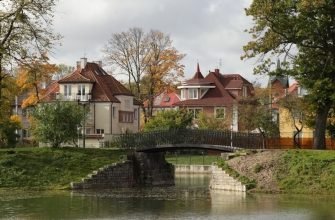 Виллы района Амалиенау в Калининграде и пешеходный мост через пруд