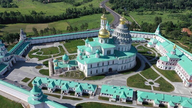 Главный храм монастыря — Воскресенский собор с золотыми и зелёными куполами Воскресенский Ново-Иерусалимский монастырь в Истре — вид с воздуха на весь комплекс