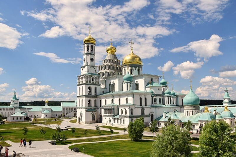 Воскресенский собор Ново-Иерусалимского монастыря на фоне голубого неба