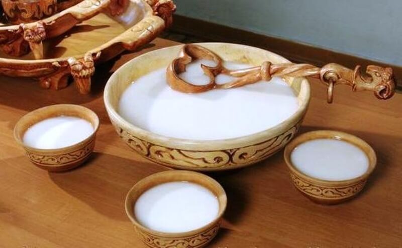 Татарские национальные напитки — кисломолочные катык, айран и кумыс Традиционный татарский напиток в деревянной посуде — кумыс или катык