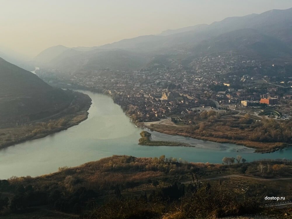 Панорама Мцхеты со смотровой у монастыря Джвари и слияние рек Куры и Арагви