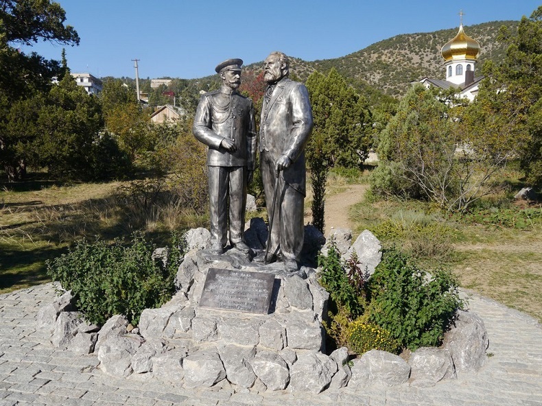 Памятник Николаю II и Голицыну