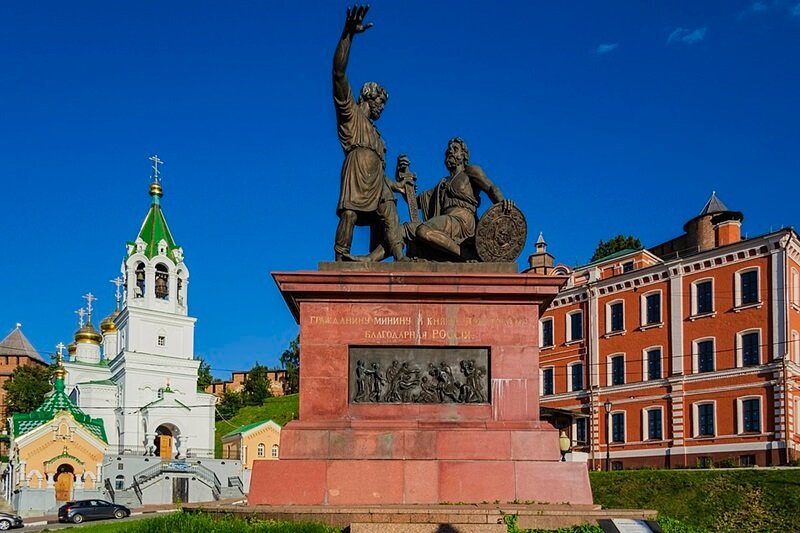 Скульптура Минина и Пожарского на площади их имени в Нижнем Новгороде Памятник Минину и Пожарскому в Нижнем Новгороде на фоне храмов и исторических зданий