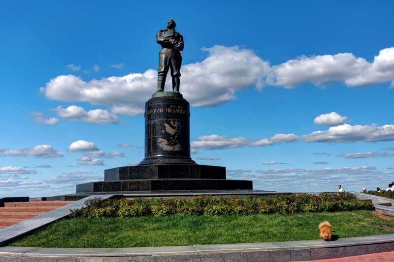 Скульптура лётчика Валерия Чкалова у Чкаловской лестницы в Нижнем Новгороде Памятник Валерию Чкалову на смотровой площадке в Нижнем Новгороде