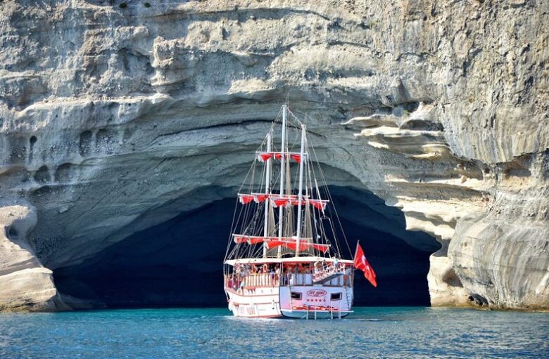 Пещера пиратов Прогулочный корабль у морской пещеры на побережье Кемера