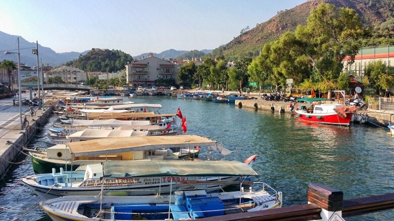 Мармарис Прогулочные лодки и яхты у набережной Мармариса.