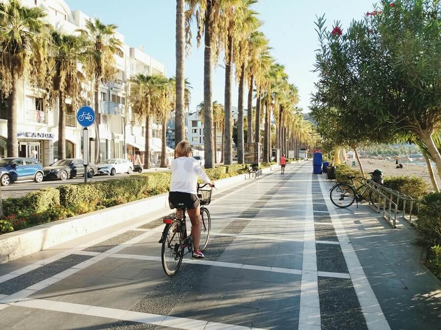 Набережная Мармариса с пальмами и велосипедной дорожкой вдоль моря