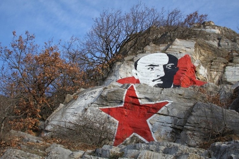 Наскальный портрет Ленина