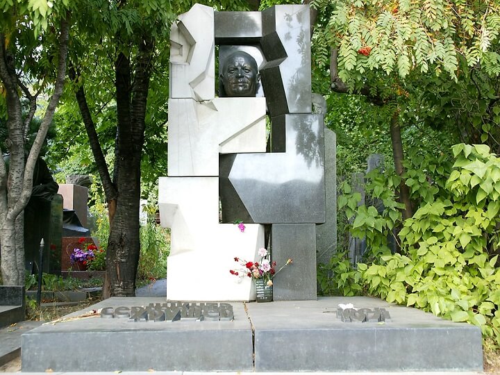 Памятник Хрущеву на Новодевичьем кладбище
