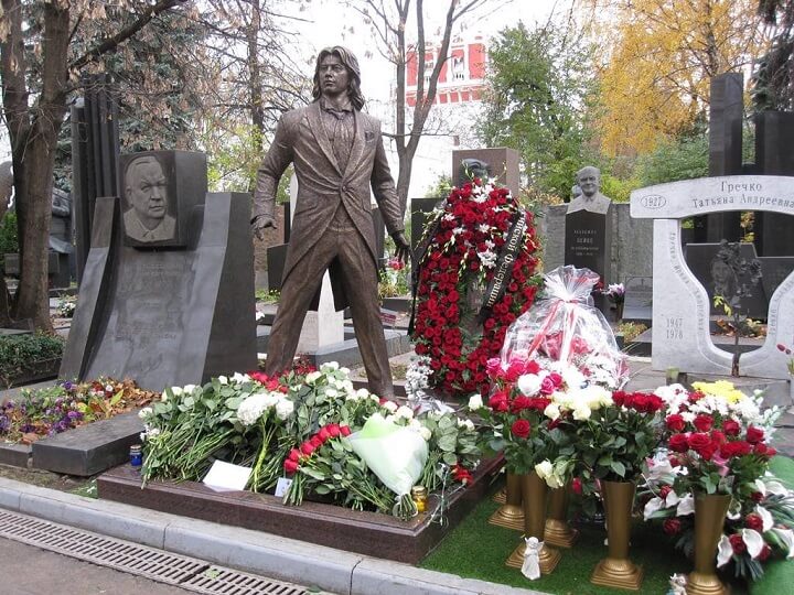 Памятник Хворостовскому на Новодевичьем кладбище