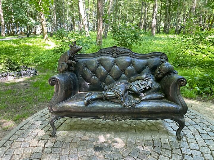 Скульптура "Спящая Мари"