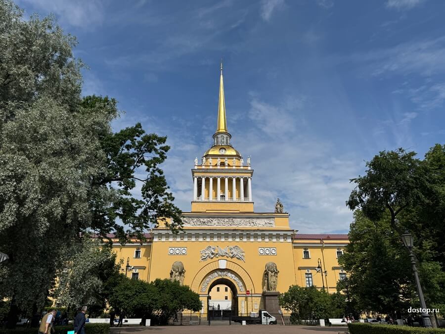 Главный фасад Адмиралтейства в Санкт-Петербурге с золотым шпилем