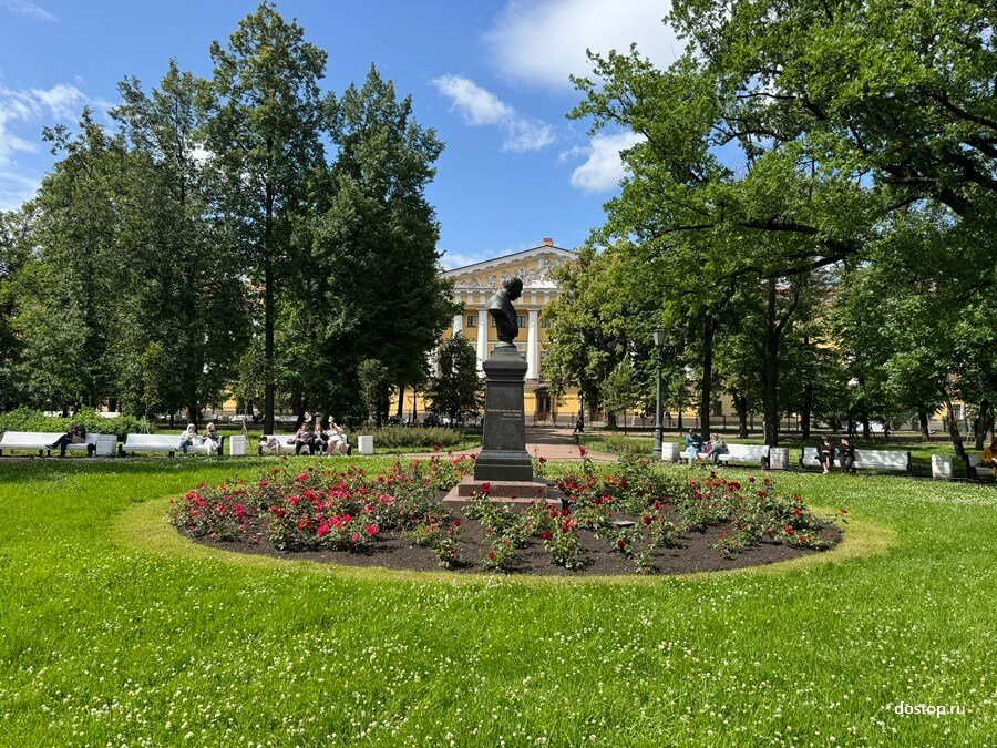 Александровский сад у Адмиралтейства в Санкт-Петербурге