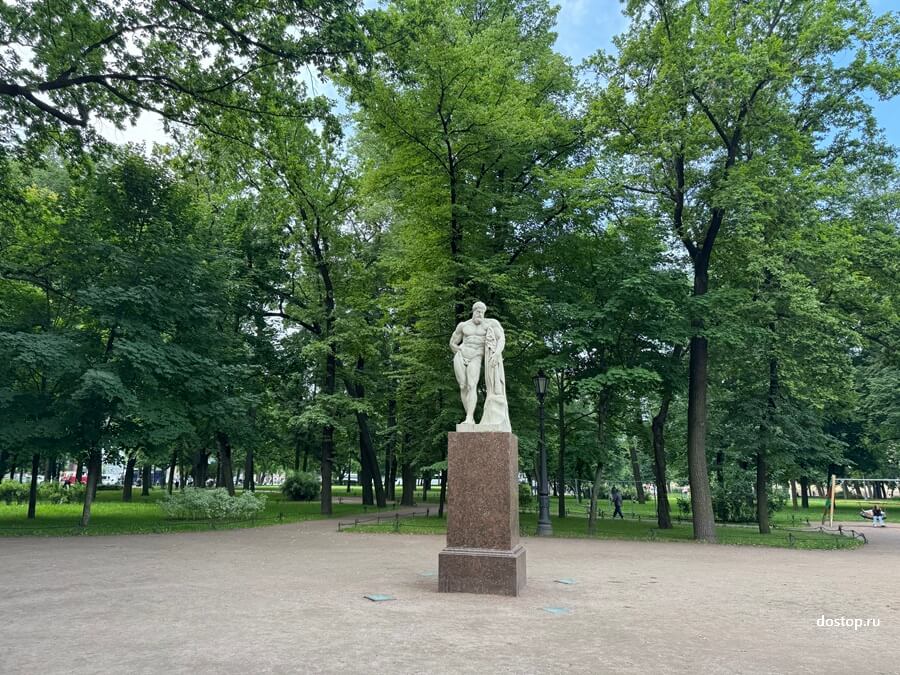 Статуя Геракла в Александровском саду Санкт-Петербурга