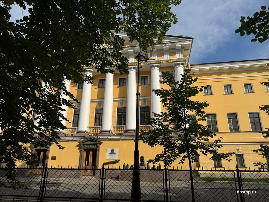 Фасад Адмиралтейства в Санкт-Петербурге