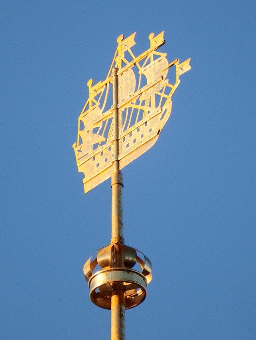 Кораблик на шпиле Адмиралтейства в Санкт-Петербурге