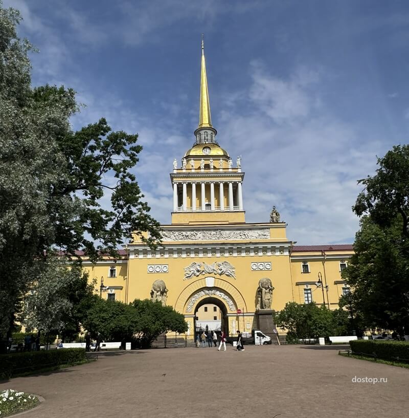 Главная башня Адмиралтейства со стороны Александровского сада в Санкт-Петербурге