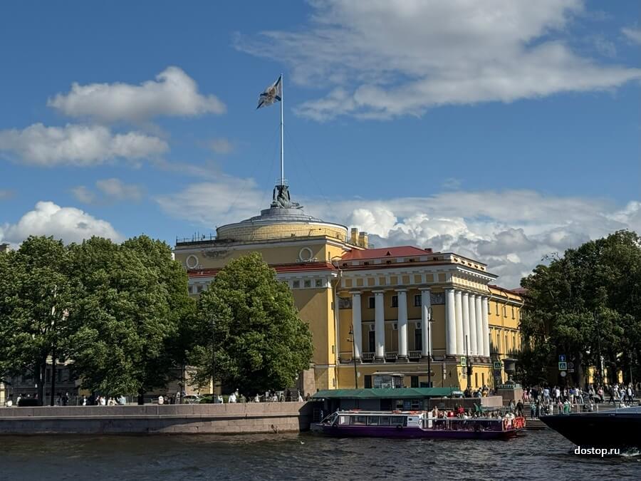 Адмиралтейство в Санкт-Петербурге, вид с реки Невы