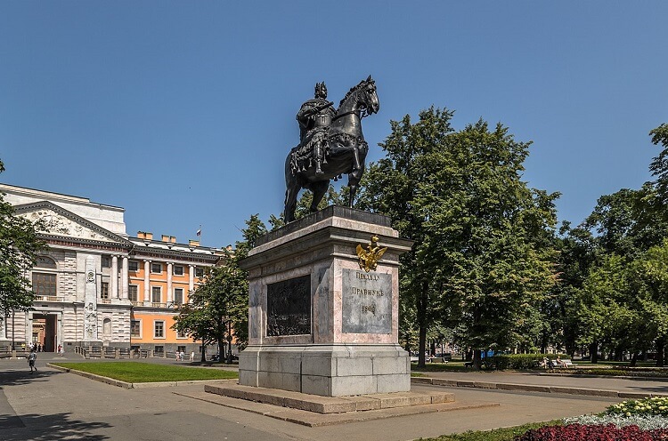 Памятник Петру I перед Михайловским замком
