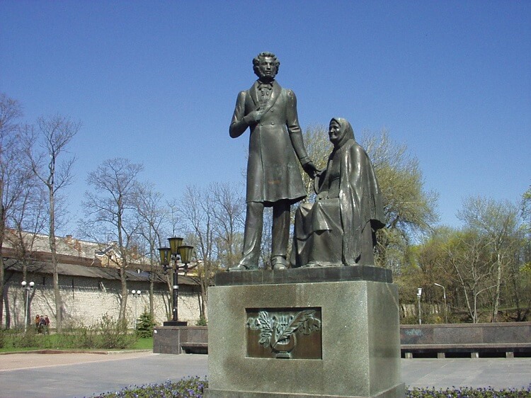 Памятник Пушкину и крестьянке Псков