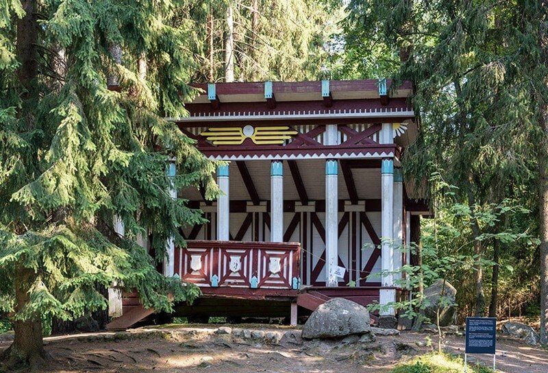 Беседка «Храм Озириса и Изиды» в усадьбе Репина, окружённая соснами