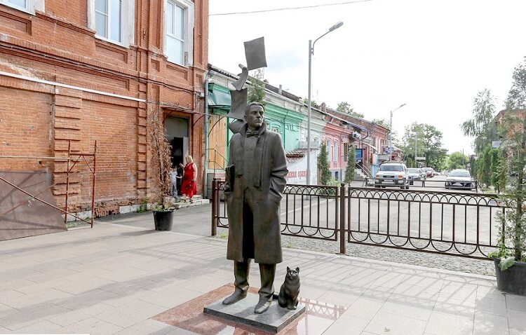 Памятник Булгакову Владикавказ