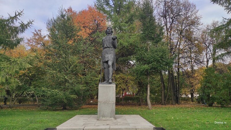 Памятник Горькому в парке