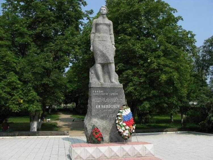 Памятник Клавдии Назаровой