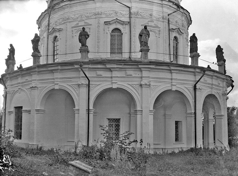 Храм Рождества Богородицы в Подмоклово — вид галереи со скульптурами, 1936 год Скульптуры на галерее храма в Подмоклово, фото 1936 года