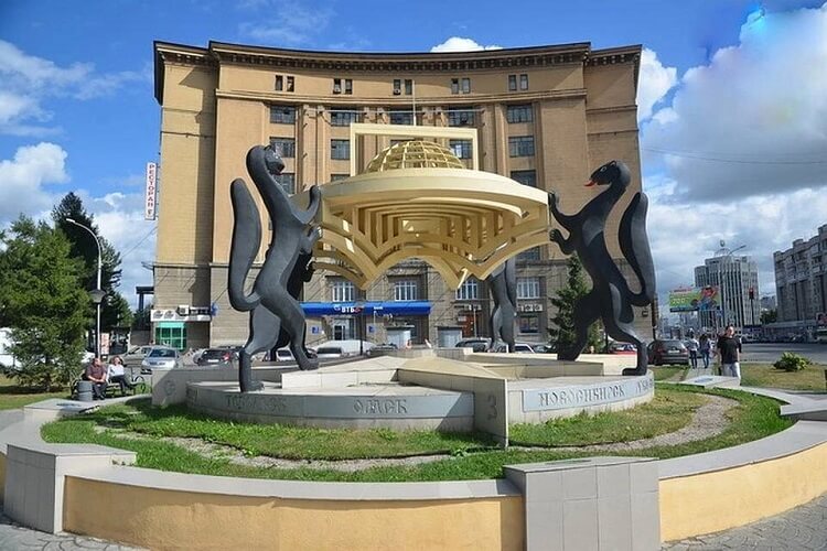 Памятник Сибирские просторы
