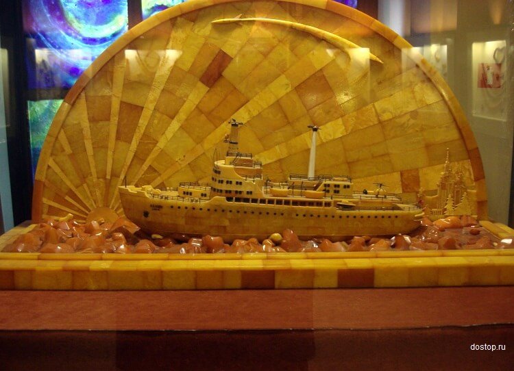 Модель атомного ледокола "Ленин" янтарь