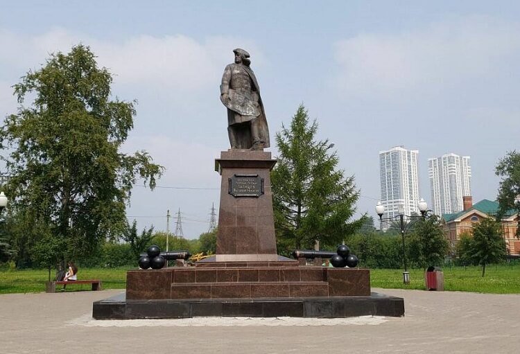 Памятник Татищеву в Перми
