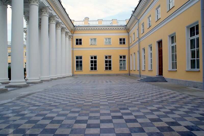 Колонны Александровского дворца