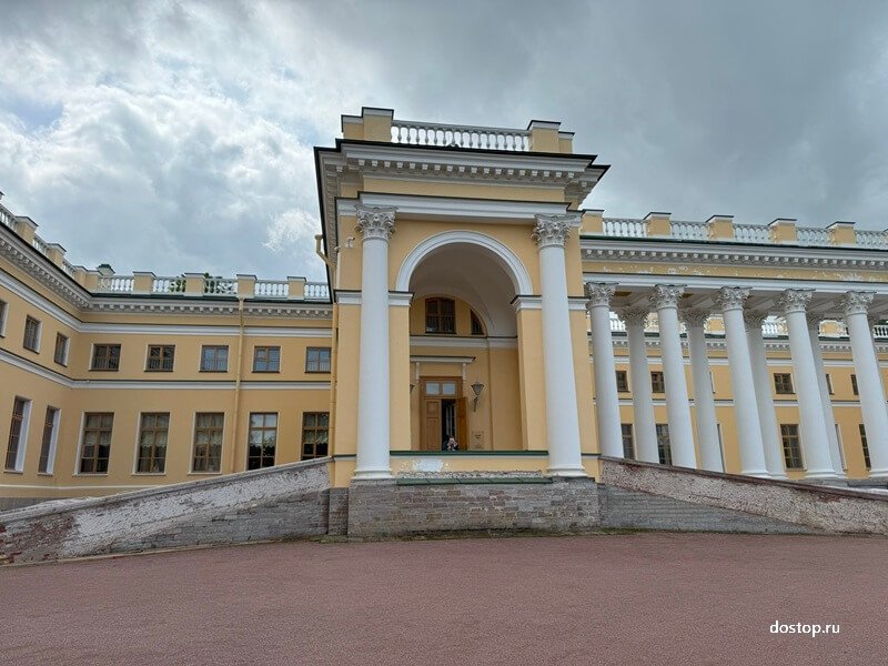 Центральный вход в Александровский дворец в Пушкине, современный вид.