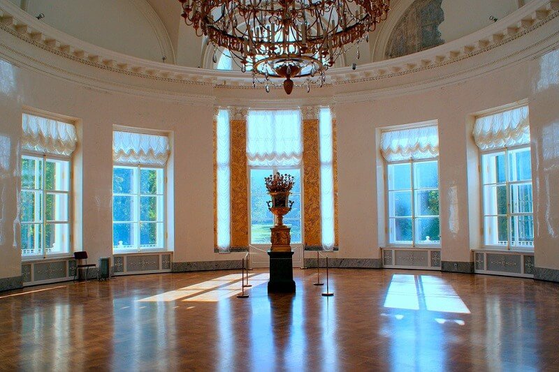 Полукруглый зал в Александровском дворце
