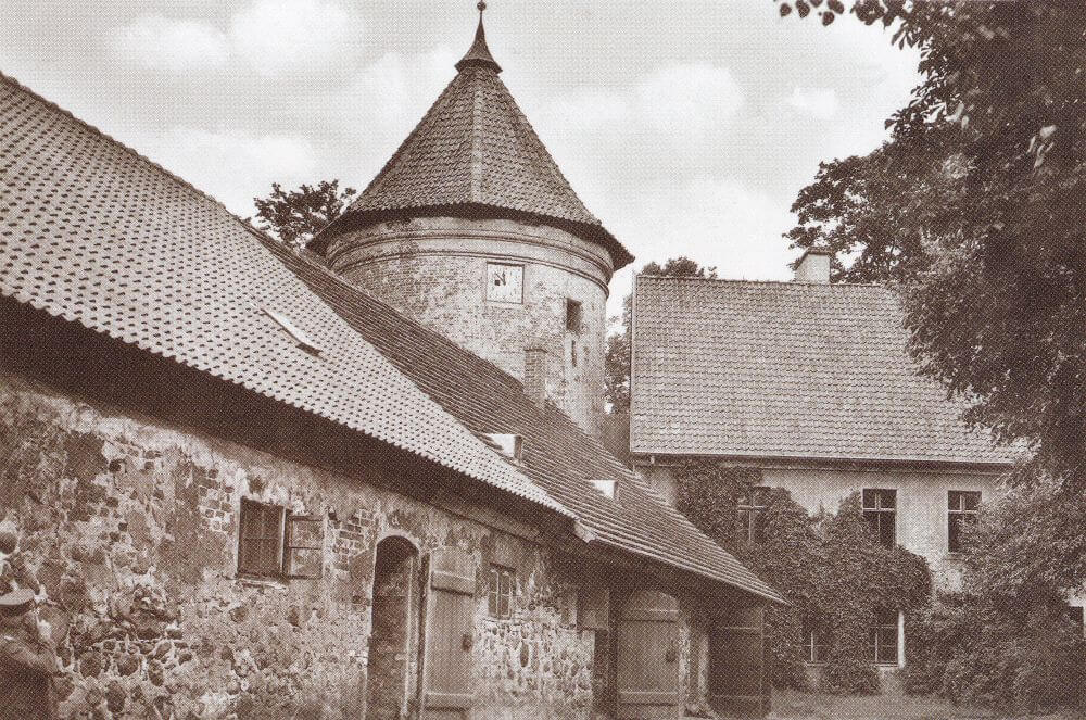 Башня и постройки форбурга замка Инстербург на старой фотографии