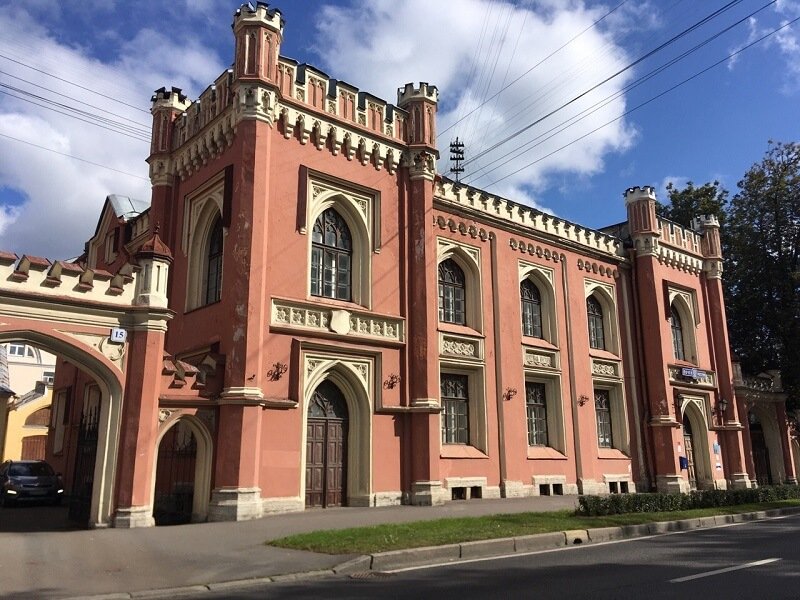 Здание почты в Петергофе
