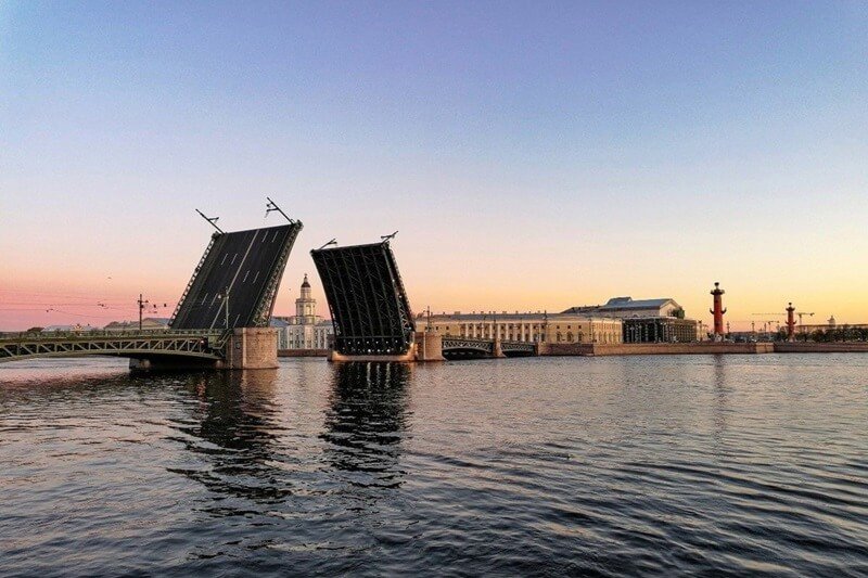Дворцовый мост на рассвете — Санкт-Петербург, стрелка ВО и Кунсткамера Разведенный Дворцовый мост в Санкт-Петербурге на рассвете, вид на стрелку Васильевского острова