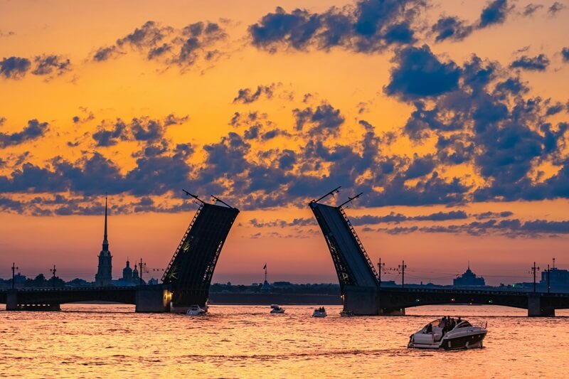 Дворцовый мост в Санкт-Петербурге на закате — разводка во время белых ночей Развод Дворцового моста на фоне заката в Санкт-Петербурге