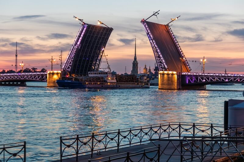 Теплоход проходит под разведённым Дворцовым мостом на закате — Петербург, белые ночи Развод Дворцового моста на фоне закатного неба и проходящего теплохода в Санкт-Петербурге