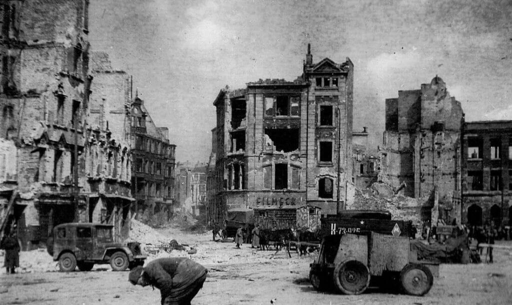 Разрушенные здания Кёнигсберга и советская техника в 1945 году