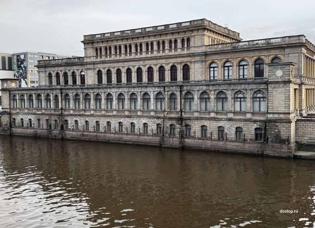 Здание Кёнигсбергской биржи на берегу Преголи в Калининграде