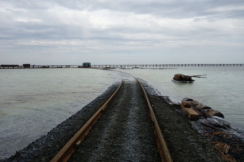 Железная дорога через озеро Баскунчак