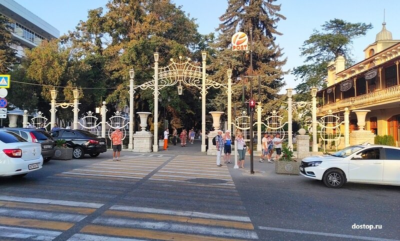 Изящный главный вход в парк Цветник — кованые арки и ворота в стиле модерн Главный вход в парк Цветник в Пятигорске с арками и коваными воротами